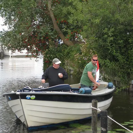 Bedje Aan Het Water