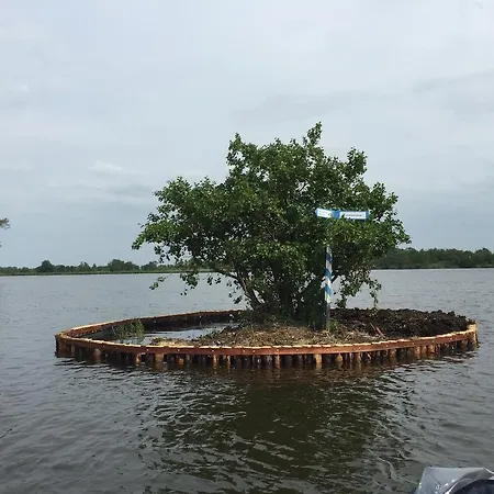 Bedje Aan Het Water