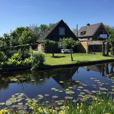 Bedje Aan Het Water
